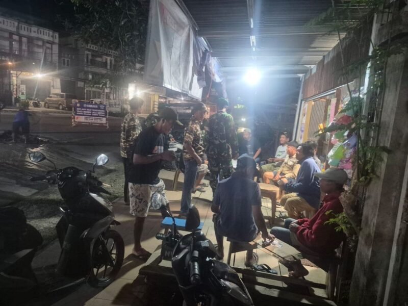 Koramil 1406-06/Pammana melaksanakan kegiatan patroli dan siskamling bersama organisasi kemasyarakatan serta tokoh masyarakat di wilayah Kabupaten Wajo, Minggu (08/03/2026)