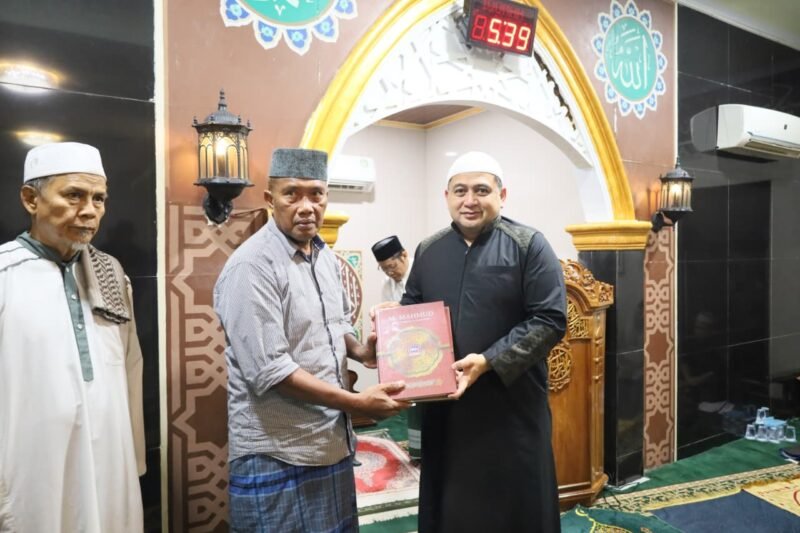 Wali Kota Makassar, Munafri Arifuddin,  melaksanakan salat subuh berjamaah bersama warga di Masjid Nurut Taubah, Kecamatan Panakkukang, Selasa (10/03/2026)