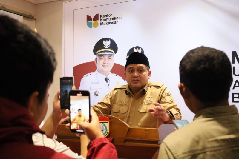 Wali Kota Makassar, Munafri Arifuddin memberikan keterangan pers terkait Pasar Murah Keliling Jelang Lebaran, Selasa (10/3/2026)