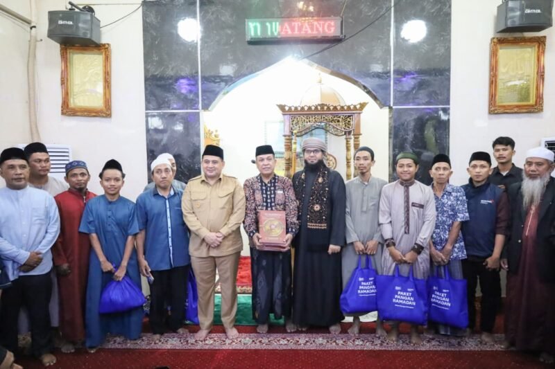 Wali Kota Makassar, Munafri Arifuddin  melaksanakan salat Isya dan Tarawih berjamaah sebagai rangkaian Safari Ramadan Pemerintah Kota Makassar di Masjid Manararul Musyafir, Jalan Rajawali No. 62 Makassar, Selasa (10/3/2026) malam
