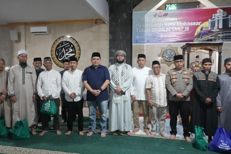 Wali Kota Makassar, Munafri Arifuddin melaksanakan salat Isya dan Tarawih di Masjid Al-Muhajirin, Kompleks Bung Permai, Kelurahan Tamalanrea Jaya, Kecamatan Tamalanrea, Rabu (11/03/2026)