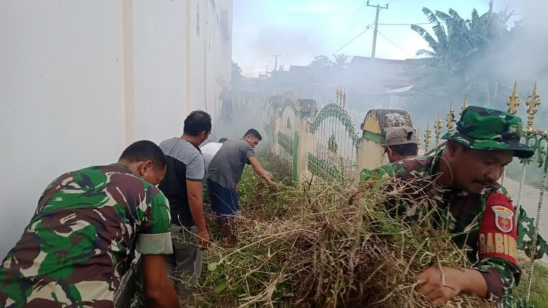 Koramil 1406-09/Sajoanging melaksanakan kegiatan Karya Bhakti pembersihan parit dan saluran air di Lingkungan Cenranae, Kelurahan Akkajeng, Kecamatan Sajoanging, Kabupaten Wajo, Jumat (13/3/2026)