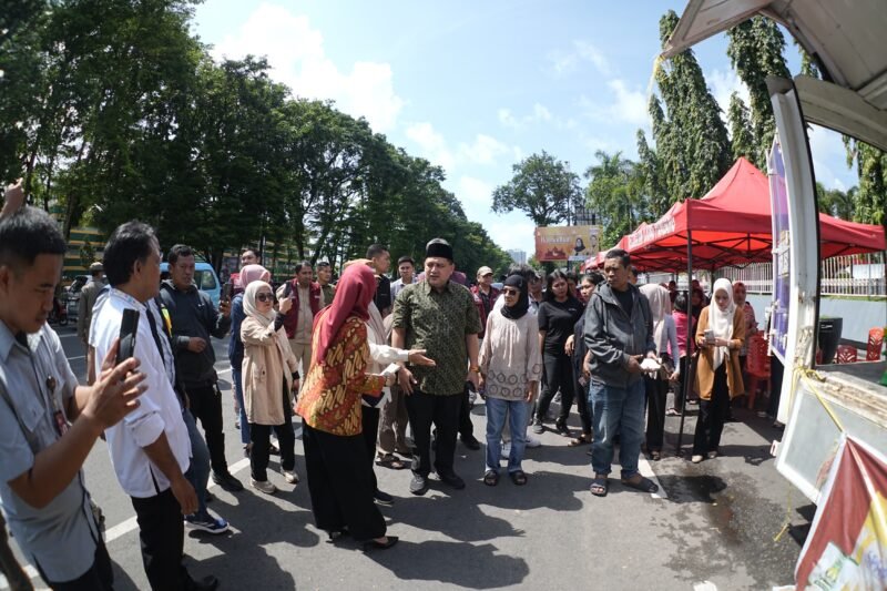 Wali Kota Makassar, Munafri Arifuddin, turun langsung meninjau pelaksanaan Gerakan Pasar Murah (GPM) yang digelar Pemerintah Kota Makassar di depan Monumen Mandala, Jalan Jenderal Sudirman, Jumat (13/3/2026) pagi
