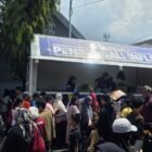 Antusiasme warga terlihat begitu tinggi saat menghadiri kegiatan pasar murah yang digagas Pemerintah Kota Makassar di Jalan Kakatua II, Kelurahan Parang, Kecamatan Mamajang, Jumat (13/3/2026)