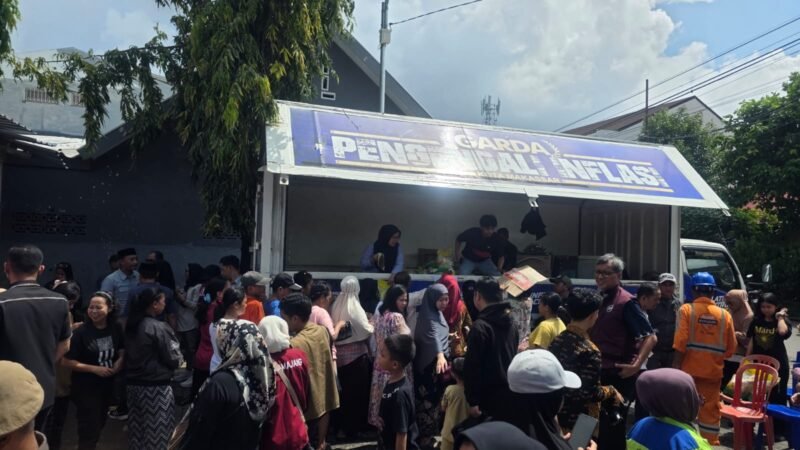 Antusiasme warga terlihat begitu tinggi saat menghadiri kegiatan pasar murah yang digagas Pemerintah Kota Makassar di Jalan Kakatua II, Kelurahan Parang, Kecamatan Mamajang, Jumat (13/3/2026)