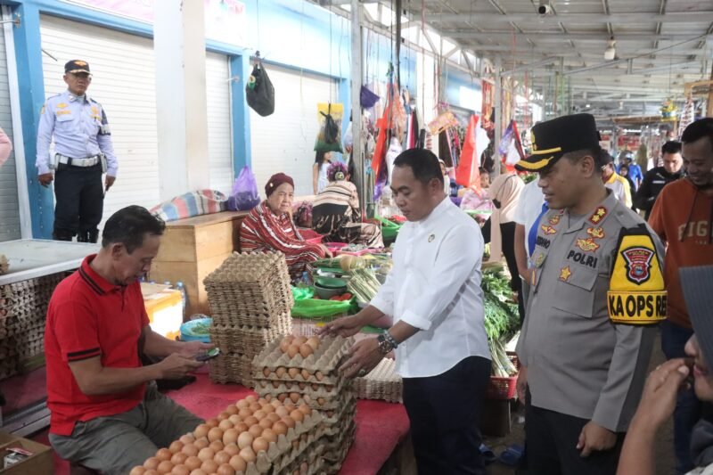 Bupati Wajo, Andi Rosman bersama Forkopimda melakukan peninjauan langsung terhadap harga kebutuhan pokok di Pasar Mini Sengkang pada Jumat (13/3/2026)