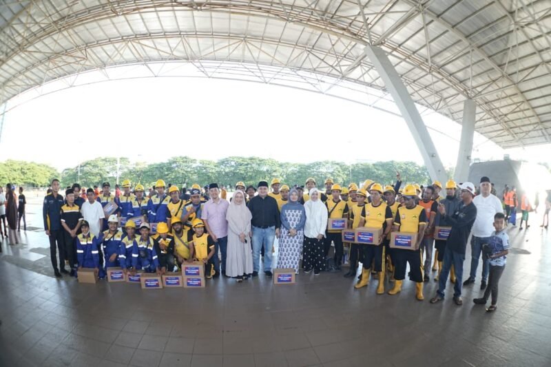Pemerintah Kota Makassar memberikan paket lebaran untuk Satgas Kebersihan di Tribun Lapangan Karebosi, Minggu (15/3/2026)