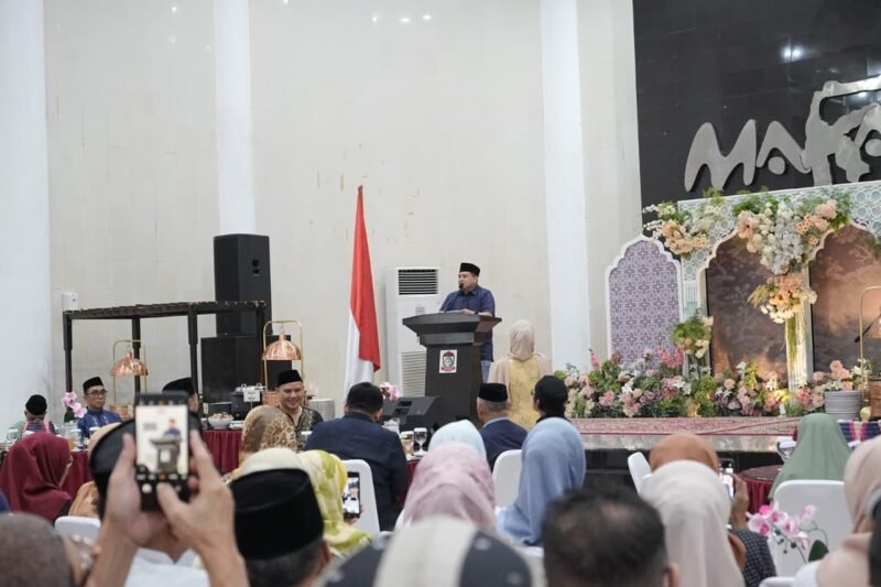 Wali Kota Makassar, Munafri Arifuddin  menghadiri kegiatan buka puasa bersama Ikatan Alumni SMADA Makassar yang dirangkaikan dengan salat Isya dan tarawih berjamaah di Baruga Anging Mammiri Rumah Jabatan Wali Kota Makassar, Minggu (15/3/2026)