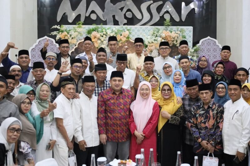 Wali Kota Makassar, Munafri Arifuddin bersama Ketua TP PKK Makassar, Melinda Aksa menjamu para pamong senior dalam kegiatan silaturahmi Ramadan yang dirangkaikan dengan buka puasa bersama di Baruga Anging Mammiri, Rumah Jabatan Wali Kota Makassar, Senin (16/3/2026)