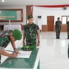 Komandan Kodim (Dandim) 1406/Wajo, Letkol Inf Harianto, S.IP., memimpin upacara Korps Raport pindah satuan pada Selasa (17/3/2026)