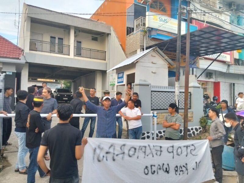 Puluhan massa yang tergabung ALMAMATER menggelar aksi unjuk rasa di depan Bundaran BNI dan kantor PT GSI guna menuntut transparansi aktivitas hulu migas di Blok Sengkang, Selasa (17/03/2026)