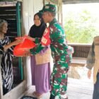Babinsa Koramil 1406-09/Sajoanging, Sertu Irianto K, terjun langsung mendampingi aparatur desa dalam menyalurkan zakat fitrah kepada warga kurang mampu di Desa Raddae, Kecamatan Penrang, Kabupaten Wajo, Rabu (18/3/2026)