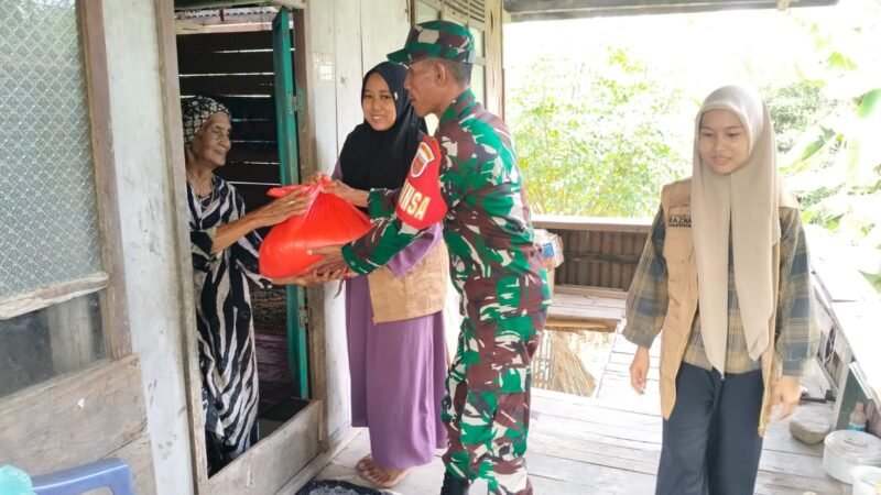 Babinsa Koramil 1406-09/Sajoanging, Sertu Irianto K, terjun langsung mendampingi aparatur desa dalam menyalurkan zakat fitrah kepada warga kurang mampu di Desa Raddae, Kecamatan Penrang, Kabupaten Wajo, Rabu (18/3/2026)