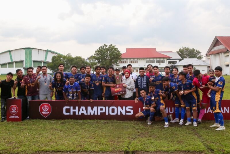 Wakil Wali Kota Makassar, Aliyah Mustika Ilham, secara resmi menutup rangkaian kegiatan Liga Mulia Ramadhan 2026 yang digelar di Lapangan Stadion FIK UNM, Rabu (18/3/2026)
