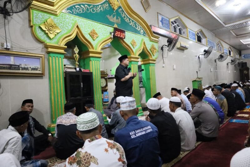 Wali Kota Makassar, Munafri Arifuddin, bersama jajaran Pemerintah Kota Makassar menutup rangkaian Safari Ramadan di Pulau Barrang Lompo, Kecamatan Kepulauan Sangkarrang, Rabu (18/3/2026) malam