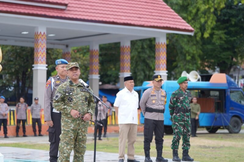 Pemerintah Kabupaten Wajo bersama unsur Forkopimda menunjukkan kesiapan penuh dalam mengawal perayaan Hari Raya Idulfitri 1447 H. Bupati Wajo, Andi Rosman, memimpin langsung Apel Gelar Pasukan Pengamanan Malam Takbiran dan Salat Idulfitri yang berlangsung di Lapangan Merdeka Sengkang, Jumat (20/3/2026)