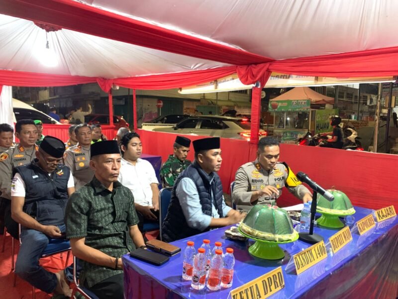 Bupati Wajo, Andi Rosman, mengikuti Rapat Koordinasi (Rakor) virtual bersama Kepolisian Negara Republik Indonesia (Polri) langsung dari Pos Terpadu Pelayanan Hari Raya Idulfitri, Jalan Andi Paggaru, Sengkang, Jumat malam (20/3/2026)