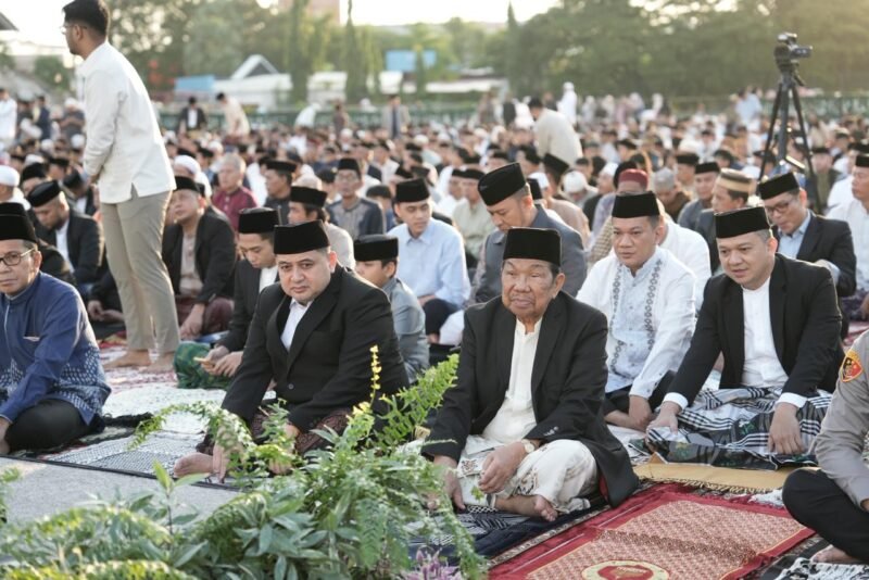 Wali Kota Makassar, Munafri Arifuddin mengikuti pelaksanaan Salat IdulFitri di Lapangan Karebosi Makassar, Sabtu (21/3/2026)
