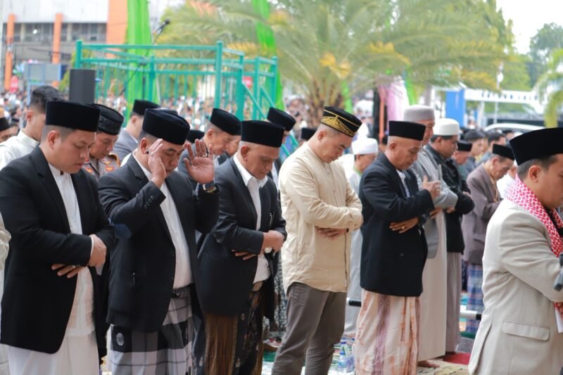 Bupati Wajo, Andi Rosman, bersama Wakil Bupati, dr. Baso Rahmanuddin, tampak kompak melaksanakan Salat Id berjemaah bersama ribuan warga di masjid kebanggaan masyarakat Wajo tersebut, Sabtu (21/3/2026)