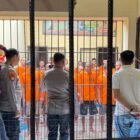 Kepolisian Resor (Polres) Wajo terus berkomitmen menjaga standar keamanan dan pelayanan di lingkungan rumah tahanan (Rutan). Hal ini dibuktikan dengan pelaksanaan pemeriksaan rutin dan pengecekan kesehatan para tahanan yang dipimpin langsung oleh jajaran perwira menengah pada Minggu pagi (22/3/2026)