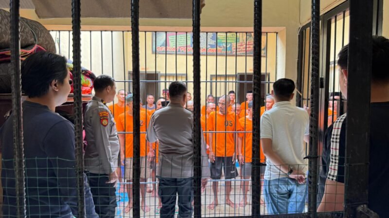 Kepolisian Resor (Polres) Wajo terus berkomitmen menjaga standar keamanan dan pelayanan di lingkungan rumah tahanan (Rutan). Hal ini dibuktikan dengan pelaksanaan pemeriksaan rutin dan pengecekan kesehatan para tahanan yang dipimpin langsung oleh jajaran perwira menengah pada Minggu pagi (22/3/2026)