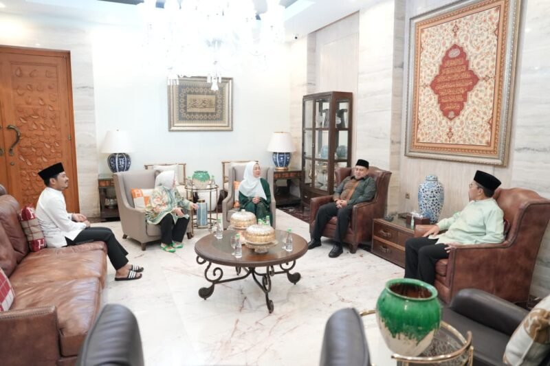 Wali Kota Makassar, Munafri Arifuddin melakukan silaturahmi dengan mengunjungi kediaman mantan Wali Kota Makassar, Moh. Ramdhan 