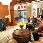 Wali Kota Makassar Munafri Arifuddin bersama Ketua TP PKK Makassar, Melinda Aksa melakukan kunjungan silaturahmi di kediaman Jusuf Kalla, Jalan Haji Bau, Makassar, Minggu (22/3/2026) malam