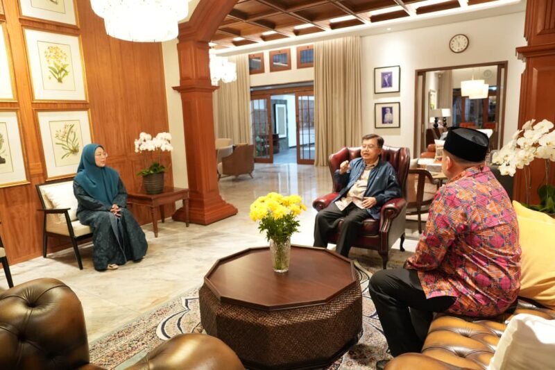 Wali Kota Makassar Munafri Arifuddin bersama Ketua TP PKK Makassar, Melinda Aksa melakukan kunjungan silaturahmi di kediaman Jusuf Kalla, Jalan Haji Bau, Makassar, Minggu (22/3/2026) malam