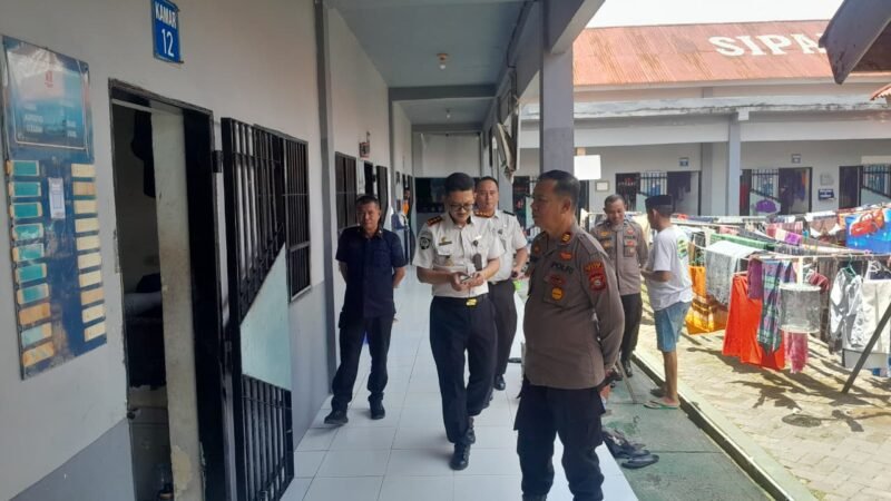 Kapolsek Pammana AKP Ami Suandi, S.H., memimpin langsung kegiatan sambang dan patroli di Rumah Tahanan (Rutan) Kelas IIB Kabupaten Wajo, Minggu (22/3/2026)