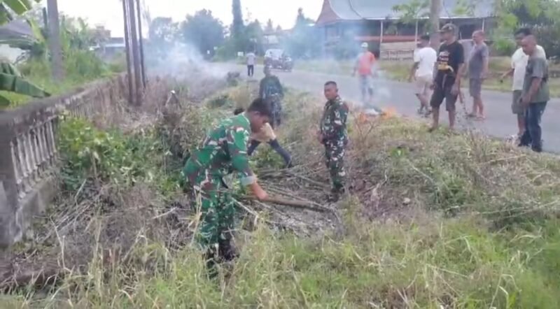 Personel Koramil 1406-03/Maniangpajo menunjukkan aksi nyata kepedulian lingkungan dengan menggelar Karya Bhakti pembersihan drainase di Dusun Langkauttu, Desa Abbanuangnge, Kecamatan Maniangpajo, Kabupaten Wajo, pada Selasa (24/3/2026)