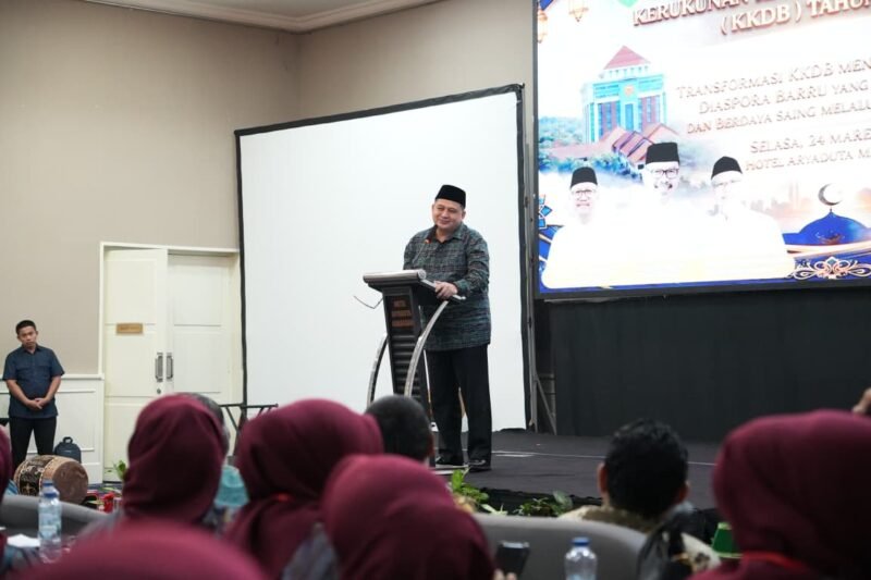 Wali Kota Makassar, Munafri Arifuddin memberikan sambutan pada kegiatan Musyawarah Besar (Mubes) ke-VIII Dewan Pimpinan Pusat Kerukunan Keluarga Daerah Barru (DPP-KKDB) yang digelar di Hotel Aryaduta Makassar, Selasa (24/3/2026)