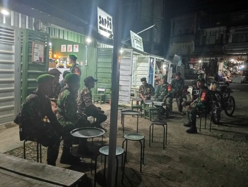 Koramil 1406-05/Majauleng melaksanakan kegiatan patroli bersama unsur masyarakat di Kabupaten Wajo, Sabtu (28/3/2026)