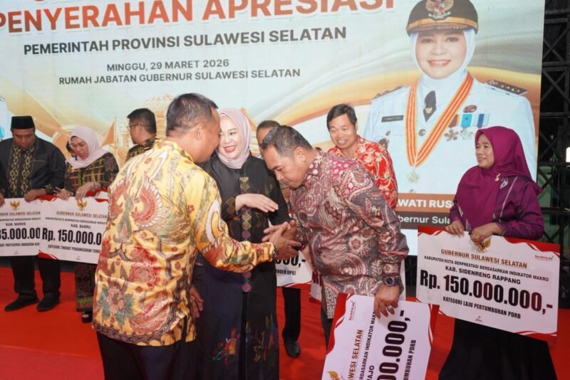 Penghargaan  diserahkan langsung oleh Gubernur Sulawesi Selatan, Andi Sudirman Sulaiman Kepada Bupati Wajo Andi Rosman dalam acara Silaturahmi dan Koordinasi Sinergi Pemprov Sulsel yang berlangsung khidmat di Lapangan Upacara Rujab Gubernur, Jalan Sungai Tangka, Makassar, Minggu malam (29/3/2026)