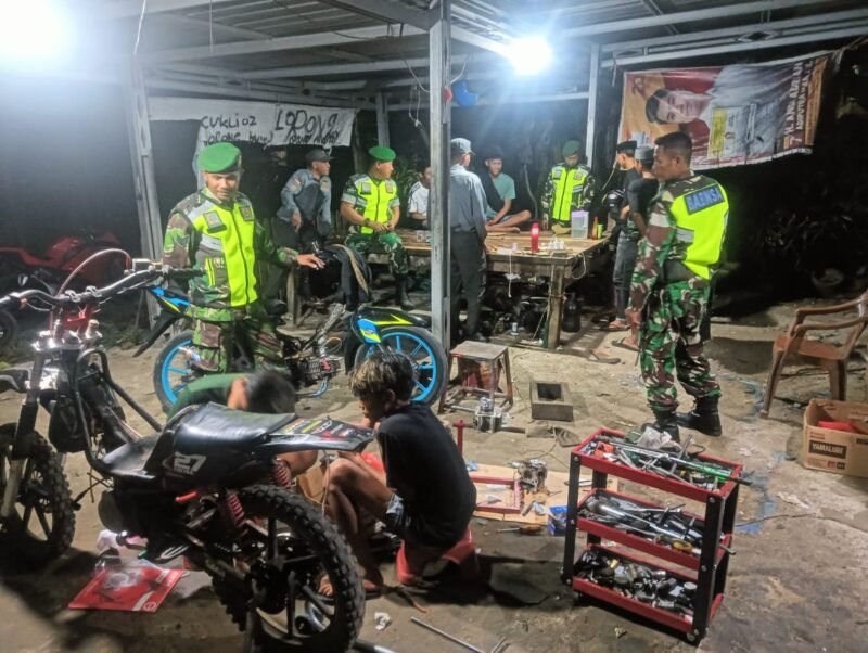 Koramil 1406-07/Takkalalla melaksanakan kegiatan patroli gabungan bersama LINMAS dan tokoh masyarakat di Kabupaten Wajo, Senin (30/3/2026)