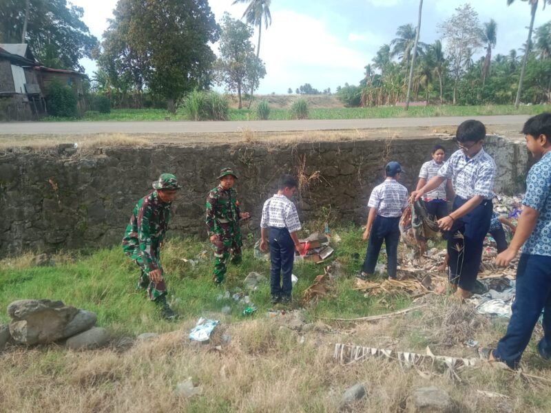 Koramil 1406-08/Sabbangparu dipimpin oleh Serma Zulkifli (Babinsa Koramil 1406-08/Sabbangparu) melaksanakan kegiatan karya bakti pembersihan saluran irigasi bersama siswa SMPN 2 Sabbangparu di Desa Salotengnga, Kecamatan Sabbangparu, Kabupaten Wajo, Selasa (31/3/2026)
