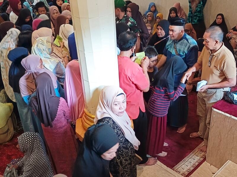 Masjid At-Taubah Pasar Sentral Sengkang kembali menunjukkan komitmennya dalam membantu sesama dengan menyalurkan santunan kepada ratusan warga kurang mampu, Sabtu (7/3/2026)