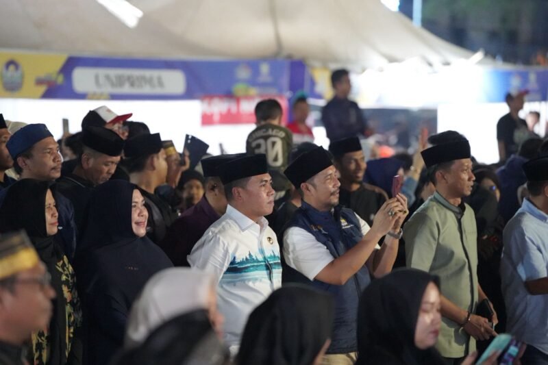 Bupati Wajo, Andi Rosman, secara resmi menutup gelaran Wajo Ramadhan Expo (WARE) 2026 yang berlangsung meriah di Lapangan Merdeka Sengkang, Sabtu malam (15/3/2026)