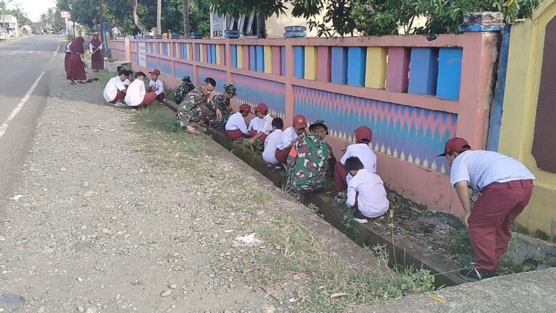 personel TNI terjun langsung melaksanakan kegiatan Karya Bhakti bersama guru dan murid SD Negeri 227 Doping, Kecamatan Penrang, Kabupaten Wajo, Rabu (1/4/2026)