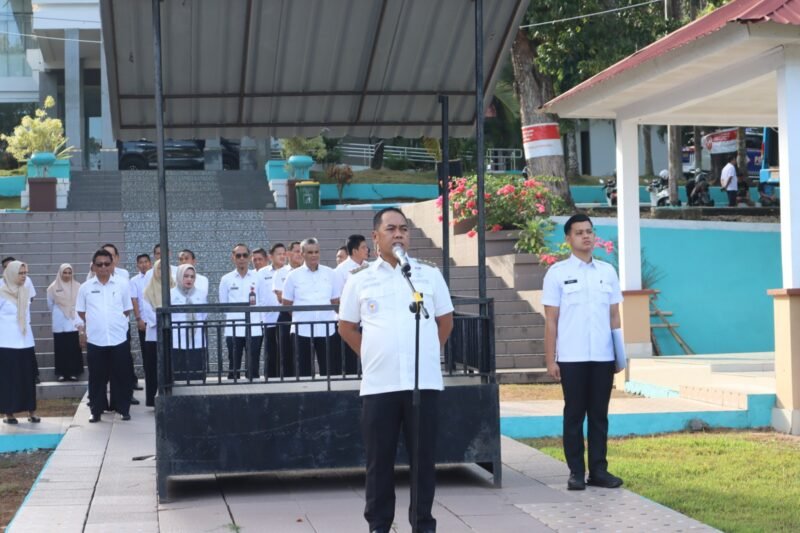 Pemerintah Kabupaten (Pemkab) Wajo resmi memulai era baru pengawasan kinerja aparatur melalui peluncuran aplikasi Sistem Informasi Kehadiran Pegawai (SIKAP) MARADEKA. Peluncuran ini dilakukan langsung oleh Bupati Wajo, Andi Rosman, dalam rangkaian Apel Pagi di Lapangan Upacara Kantor Bupati Wajo, Rabu (1/4/2026)