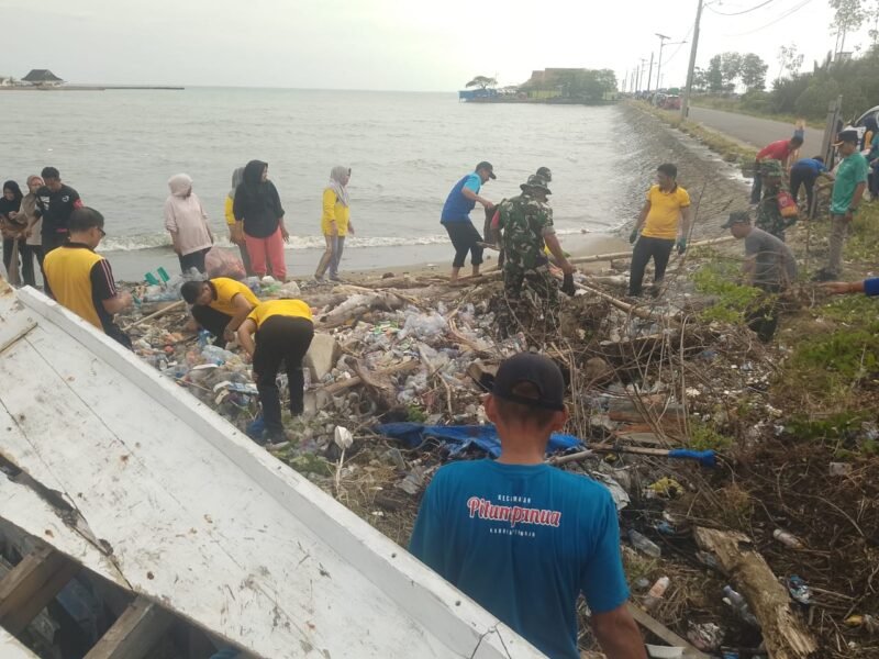 Dipimpin oleh Serka Yamran, personel TNI bersinergi dengan unsur Tripika Kecamatan Pitumpanua melaksanakan kegiatan Karya Bhakti pembersihan area pantai di Kabupaten Wajo, Kamis (2/4/2026)