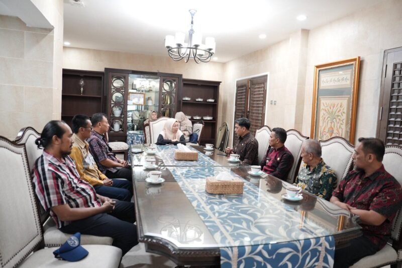 Ketua Dewan Lingkungan Hidup Kota Makassar, Melinda Aksa, memimpin rapat koordinasi bersama jajaran camat dan lurah dalam upaya memperkuat penanganan sampah berbasis kolaborasi di Rumah Jabatan Wali Kota Makassar, Kamis (2/4/2026)