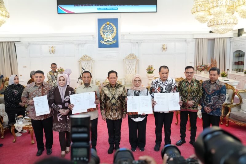 Wali Kota Makassar, Munafri Arifuddin resmi menandatangani perjanjian kerja sama  penyelenggaraan PSEL atau PLTSa bersama Gubernur Sulsel disaksikan langsung oleh Menteri Lingkungan Hidup RI, Hanif Faisol Nurofiq, di Rumah Jabatan Gubernur Sulsel, Sabtu (4/04/2026)