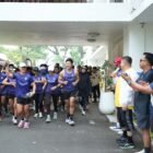 Wali Kota Makassar, Munafri Arifuddin, melepas komunitas pelari di Balaikota Makassar (5/4/2026)