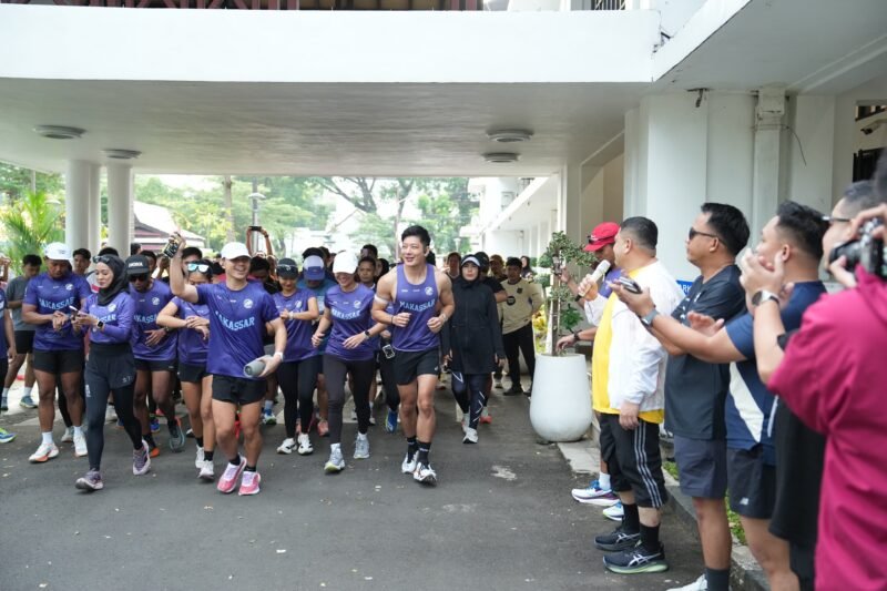 Wali Kota Makassar, Munafri Arifuddin, melepas komunitas pelari di Balaikota Makassar (5/4/2026)