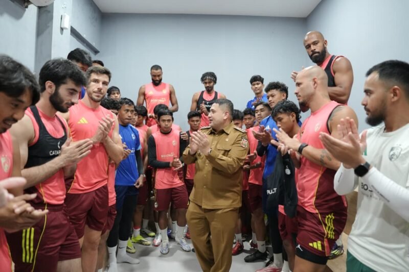 Wali Kota Makassar, Munafri Arifuddin menyempatkan diri hadir memberikan dukungan di Markas Tim Juku Eja di Stadion Kalegowa, Senin (06/4/2026)