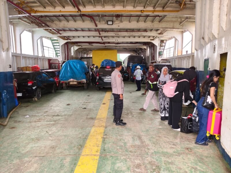 Polsek Urban Pitumpanua terus mengintensifkan Kegiatan Rutin yang Ditingkatkan (KRYD) guna menjaga stabilitas keamanan dan ketertiban masyarakat (kamtibmas), khususnya di kawasan Pelabuhan Ferry Bangsalae Siwa, Senin (6/4/2026)