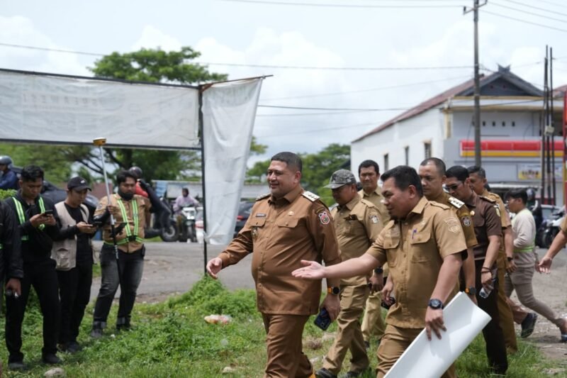 Wali Kota Makassar, Munafri Arifuddin, bersama Dinas Pertanahan serta Dinas Bina Marga dan Bina Konstruksi (DBMBK) Sulawesi Selatan, turun langsung meninjau lokasi pembangunan jembatan Barombong pada Selasa (7/4/2026)
