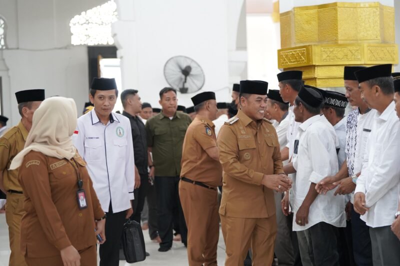 Bupati Wajo, Andi Rosman, didampingi Wakil Bupati dr. Baso Rahmanuddin, secara resmi melepas ribuan Calon Jemaah Haji (CJH) Kabupaten Wajo tahun keberangkatan 2026. Prosesi pelepasan yang berlangsung khidmat ini digelar di Masjid Agung Ummul Quraa Sengkang, Selasa (07/04/2026)