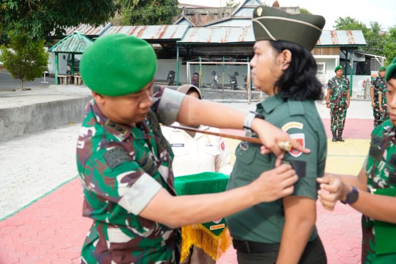 Suasana khidmat menyelimuti Lapangan Upacara Makodim 1406/Wajo di Jalan Kejaksaan, Kelurahan Buluppabulu, Kecamatan Tempe, saat puluhan prajurit mengikuti upacara Kopraport kenaikan pangkat, Selasa (07/04/2026)