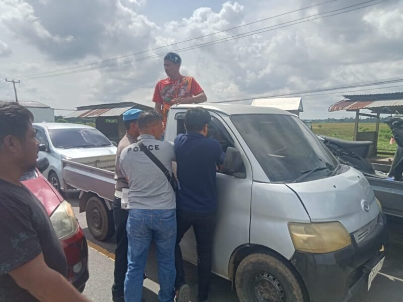 Kepolisian Sektor (Polsek) Urban Pitumpanua berhasil mengungkap tabir kasus pencurian pemberatan yang meresahkan warga Kelurahan Siwa, Kecamatan Pitumpanua. Tim Reskrim sukses meringkus terduga pelaku beserta sejumlah barang bukti setelah melakukan penyelidikan intensif selama beberapa waktu